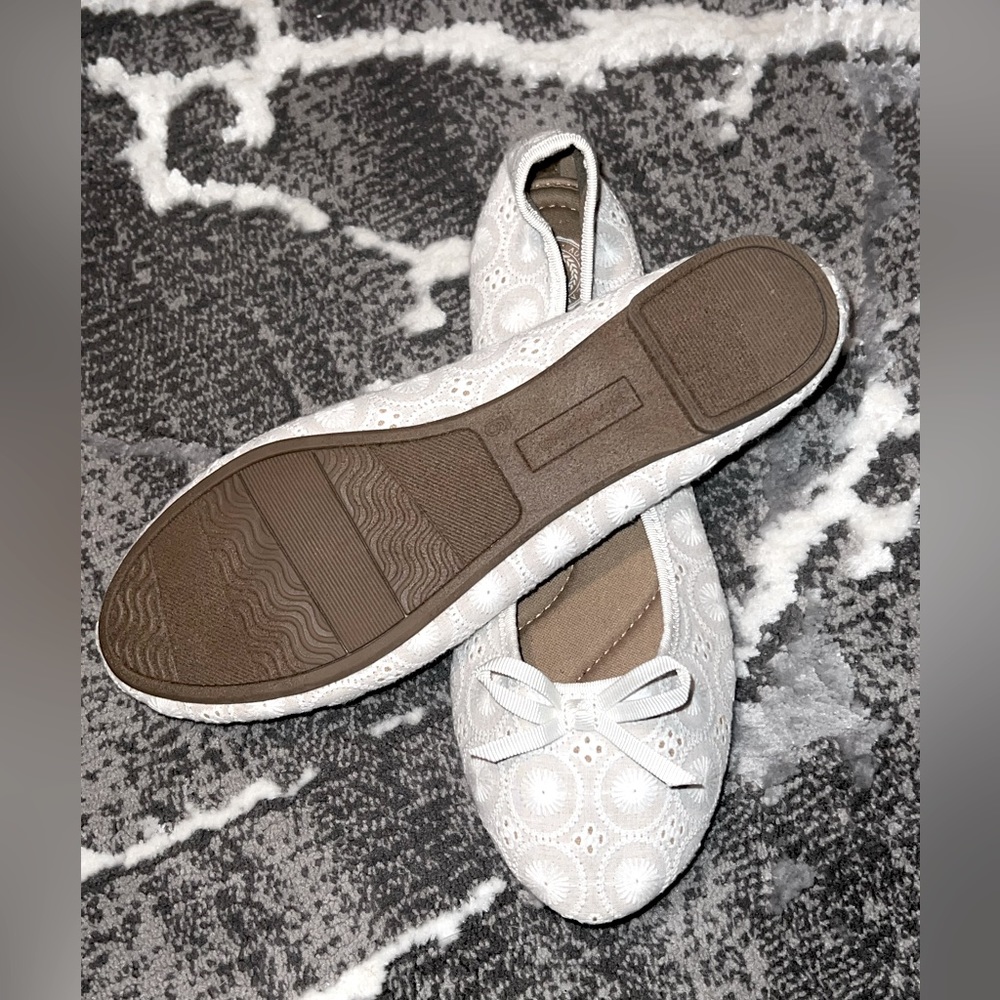 SO *MEMORY FOAM* Women’s White Lace Ballet Flats Size 9 NWOT